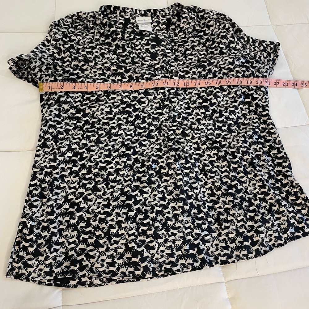 Jaclyn Smith Size Large Reindeer Silky Blouse! - Picture 5 of 8